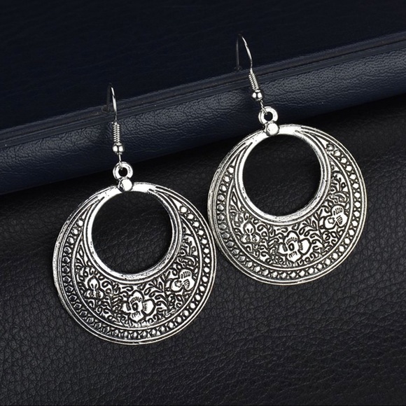 2/$20! Antiqued Silver Boho Circle Dangle Earrings - Picture 3 of 8